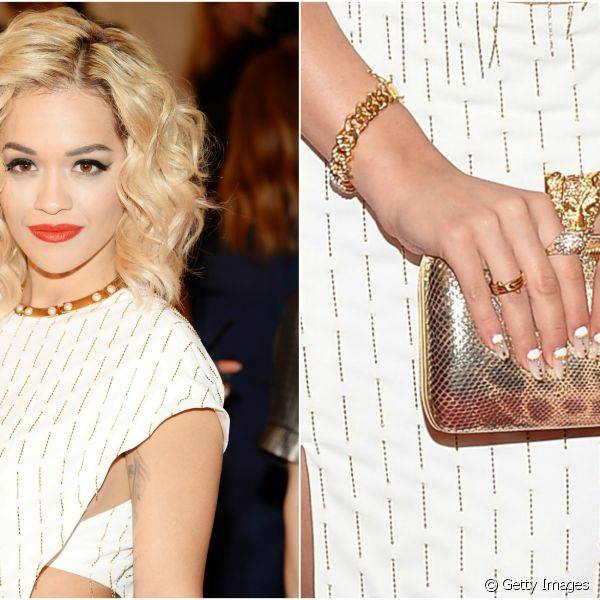 Sempre extravagante, a cantora Rita Ora preferiu criar uma esmalta??o mais ousada com os filetes dourados para prestigiar o baile do MET em 2013